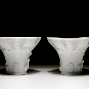 Une paire de coupes libatoires en porcelaine blanc de Chine, Kangxi — photo 3