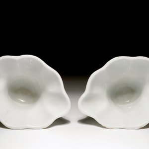 Une paire de coupes libatoires en porcelaine blanc de Chine, Kangxi — photo 6
