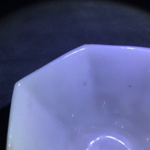 Une paire de coupes octagonaux en porcelaine blanc de Chine de Dehua à décor anhua, époque Transition — photo 12