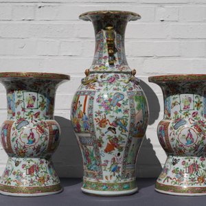 Une paire de crachoirs et un vase en porcelaine de Chine famille rose de Canton, 19ème — photo 21