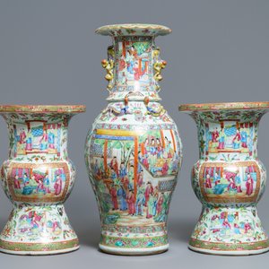 Une paire de crachoirs et un vase en porcelaine de Chine famille rose de Canton, 19ème — photo 3