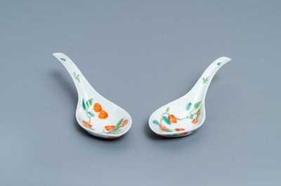 Une paire de cuillères en porcelaine de Chine à décor d'un arbre de pêches, marque et époque de Jiaqing