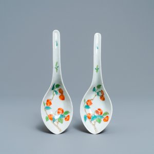 Une paire de cuillères en porcelaine de Chine à décor d'un arbre de pêches, marque et époque de Jiaqing — photo 2
