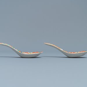 Une paire de cuillères en porcelaine de Chine Bencharong pour le marché thai, 19ème — photo 2