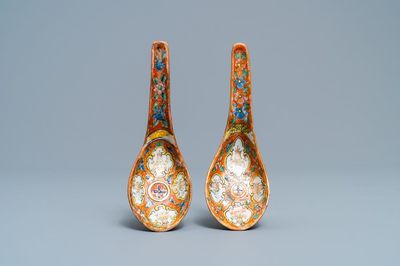 Une paire de cuillères en porcelaine de Chine Bencharong pour le marché thai, 19ème