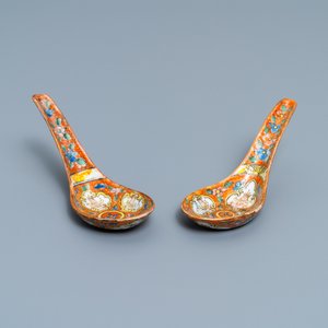 Une paire de cuillères en porcelaine de Chine Bencharong pour le marché thai, 19ème — photo 6