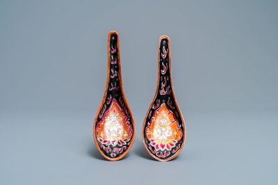 Une paire de cuillères en porcelaine de Chine Bencharong pour le marché thai, 19ème
