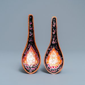 Une paire de cuillères en porcelaine de Chine Bencharong pour le marché thai, 19ème — photo 1