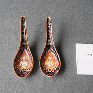 Une paire de cuillères en porcelaine de Chine Bencharong pour le marché thai, 19ème — photo 7