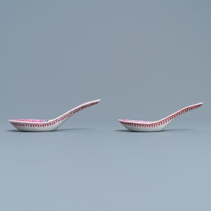 Une paire de cuillères en porcelaine de Chine Bencharong pour le marché thai, 19ème — photo 3