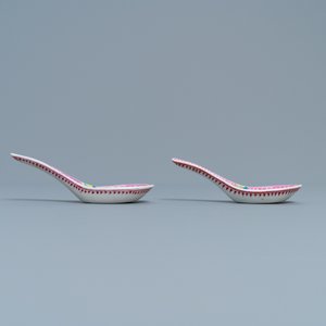 Une paire de cuillères en porcelaine de Chine Bencharong pour le marché thai, 19ème — photo 4