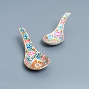 Une paire de cuillères en porcelaine de Chine Bencharong pour le marché thai, 19ème — photo 2