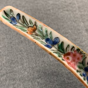 Une paire de cuillères en porcelaine de Chine Bencharong pour le marché thai, 19ème — photo 9