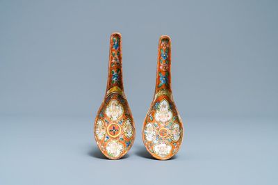 Une paire de cuillères en porcelaine de Chine Bencharong pour le marché thai, 19ème
