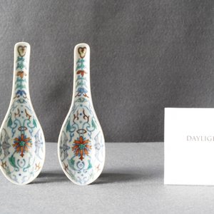 Une paire de cuillères en porcelaine de Chine doucai, 19ème — photo 5