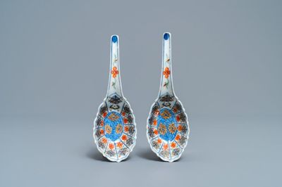 Une paire de cuillères en porcelaine de Chine doucai et doré, 19ème