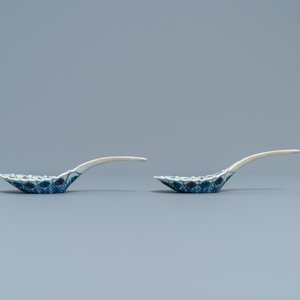 Une paire de cuillères en porcelaine de Chine doucai et doré, 19ème — photo 3