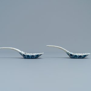 Une paire de cuillères en porcelaine de Chine doucai et doré, 19ème — photo 4