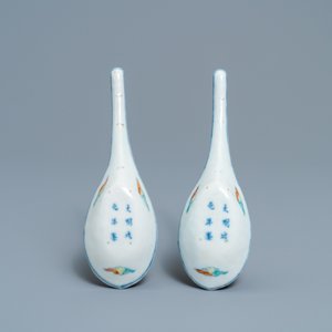 Une paire de cuillères en porcelaine de Chine doucai, marque de Chenghua, 19ème — photo 2