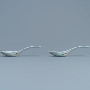 Une paire de cuillères en porcelaine de Chine doucai, marque de Chenghua, 19ème — photo 3