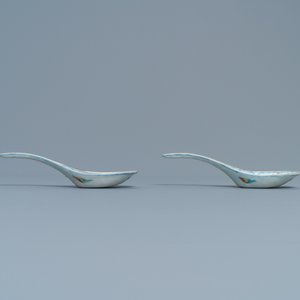 Une paire de cuillères en porcelaine de Chine doucai, marque de Chenghua, 19ème — photo 4