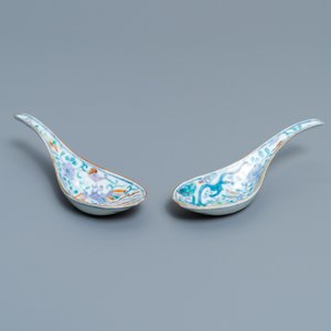 Une paire de cuillères en porcelaine de Chine doucai, marque de Chenghua, 19ème — photo 6