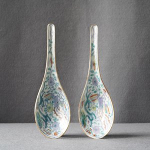 Une paire de cuillères en porcelaine de Chine doucai, marque de Chenghua, 19ème — photo 7