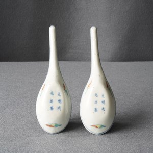 Une paire de cuillères en porcelaine de Chine doucai, marque de Chenghua, 19ème — photo 8