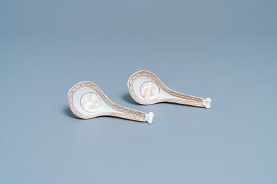 Une paire de cuillères en porcelaine de Chine en rouge de fer et doré pour le marché indien, Qianlong