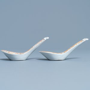 Une paire de cuillères en porcelaine de Chine en rouge de fer et doré pour le marché indien, Qianlong — photo 4