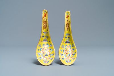 Une paire de cuillères en porcelaine de Chine famille rose à fond jaune, marque et époque de Guangxu