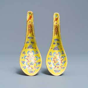 Une paire de cuillères en porcelaine de Chine famille rose à fond jaune, marque et époque de Guangxu — photo 1