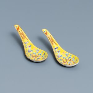 Une paire de cuillères en porcelaine de Chine famille rose à fond jaune, marque et époque de Guangxu — photo 5
