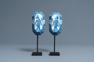 Une paire de dos de brosses en faïence de Delft en bleu et blanc à décor d'harlequins, 1ère moitié du 18ème
