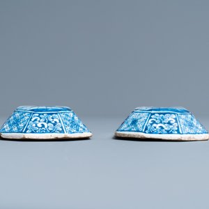 Une paire de dos de brosses en faïence de Delft en bleu et blanc à décor d'harlequins, 1ère moitié du 18ème — photo 6