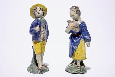 Une paire de figures d'amoureux en faïence polychrome, Nord de la France, fin du 18ème