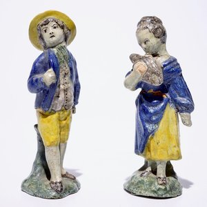 Une paire de figures d'amoureux en faïence polychrome, Nord de la France, fin du 18ème — photo 1