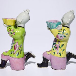 Une paire de figures de garçons assis en porcelaine de Chine famille rose, 18/19ème — photo 2