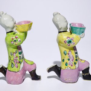 Une paire de figures de garçons assis en porcelaine de Chine famille rose, 18/19ème — photo 4
