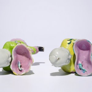 Une paire de figures de garçons assis en porcelaine de Chine famille rose, 18/19ème — photo 6