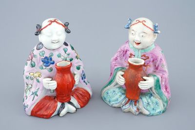 Une paire de figures de garçons assis en porcelaine de Chine famille rose, 18/19ème