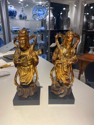 Une paire de figures de gardiens en bois laqué doré et une plaque ronde à décor de dragon, Chine, 19ème — photo 1