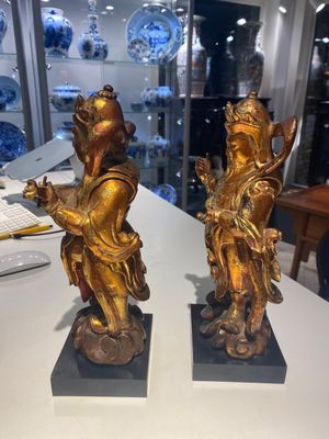 Une paire de figures de gardiens en bois laqué doré et une plaque ronde à décor de dragon, Chine, 19ème — photo 3