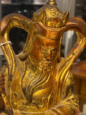 Une paire de figures de gardiens en bois laqué doré et une plaque ronde à décor de dragon, Chine, 19ème — photo 5