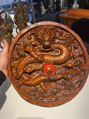 Une paire de figures de gardiens en bois laqué doré et une plaque ronde à décor de dragon, Chine, 19ème — photo 7