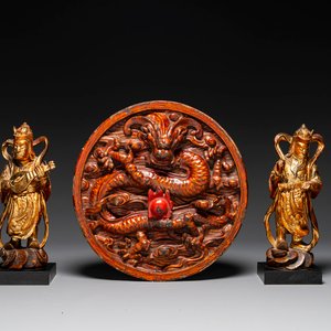 Une paire de figures de gardiens en bois laqué doré et une plaque ronde à décor de dragon, Chine, 19ème — photo 1