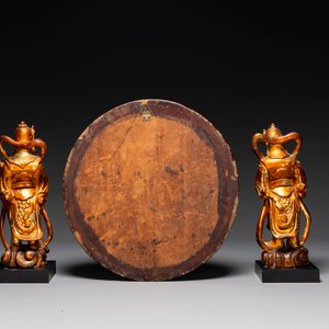 Une paire de figures de gardiens en bois laqué doré et une plaque ronde à décor de dragon, Chine, 19ème — photo 3