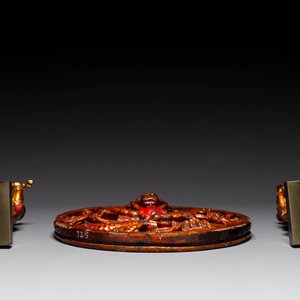Une paire de figures de gardiens en bois laqué doré et une plaque ronde à décor de dragon, Chine, 19ème — photo 6