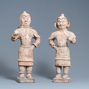 Une paire de figures de gardiens 'Lokapala' en terre cuite polychromée, Chine, Tang — photo 1