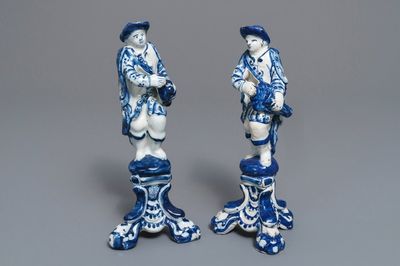 Une paire de figures de joueurs de vielle en faïence de Delft en bleu et blanc, 18ème
